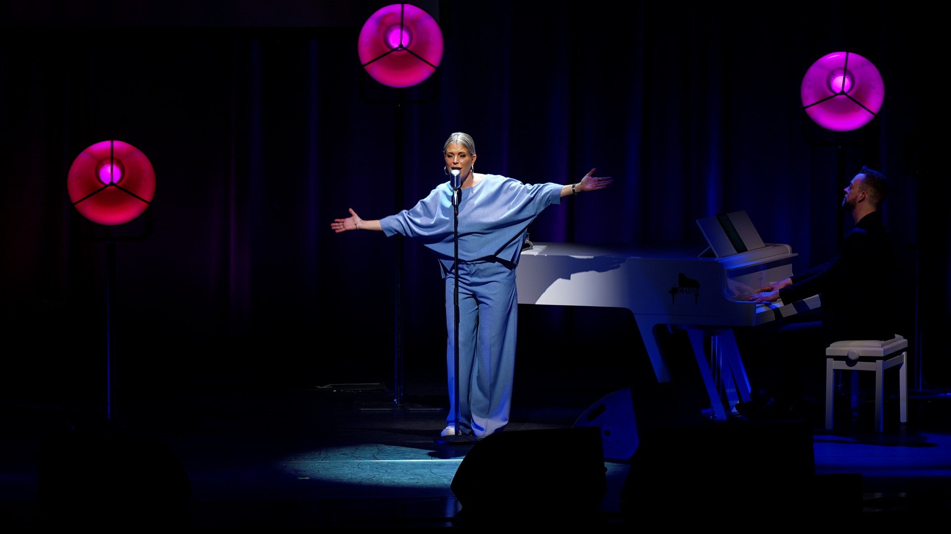 Video registratie van de theatershow van Karen Damen in de Arenberg in Antwerpen met 5 camera\'s en flightcase regie. Multicam event registratie