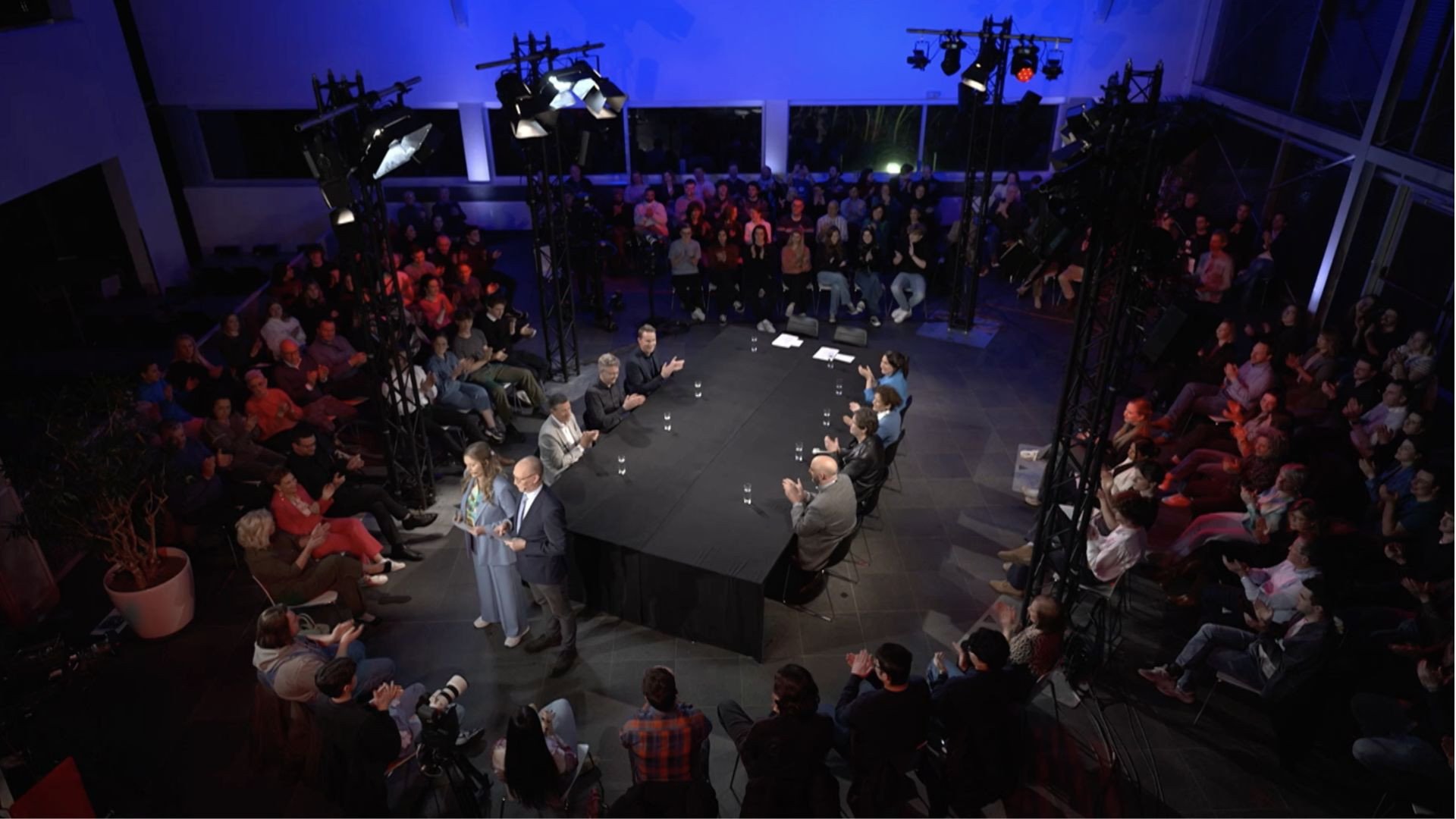 LiveGroup verzorgde de productie van Limburg Kiest voor TV Limburg. Een verkiezingsdebat dat live werd uitgezonden vanuit de PXL Hogeschool in Hasselt. 7 camera\'s brachten alle politieke kopstukken perfect in beeld.